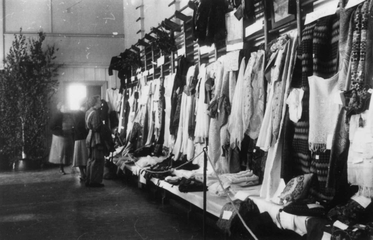 Interiør fra utstillingen av gamle tekstiler i Buskerud 1952