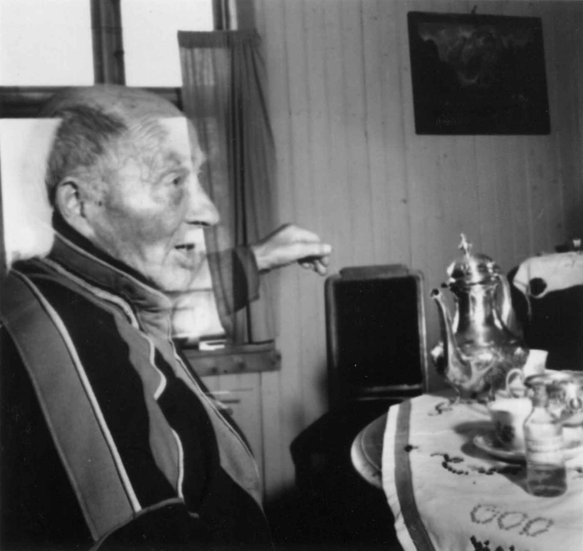 Portrett av Johan Roska i stuen på Siribakken, 1952.
