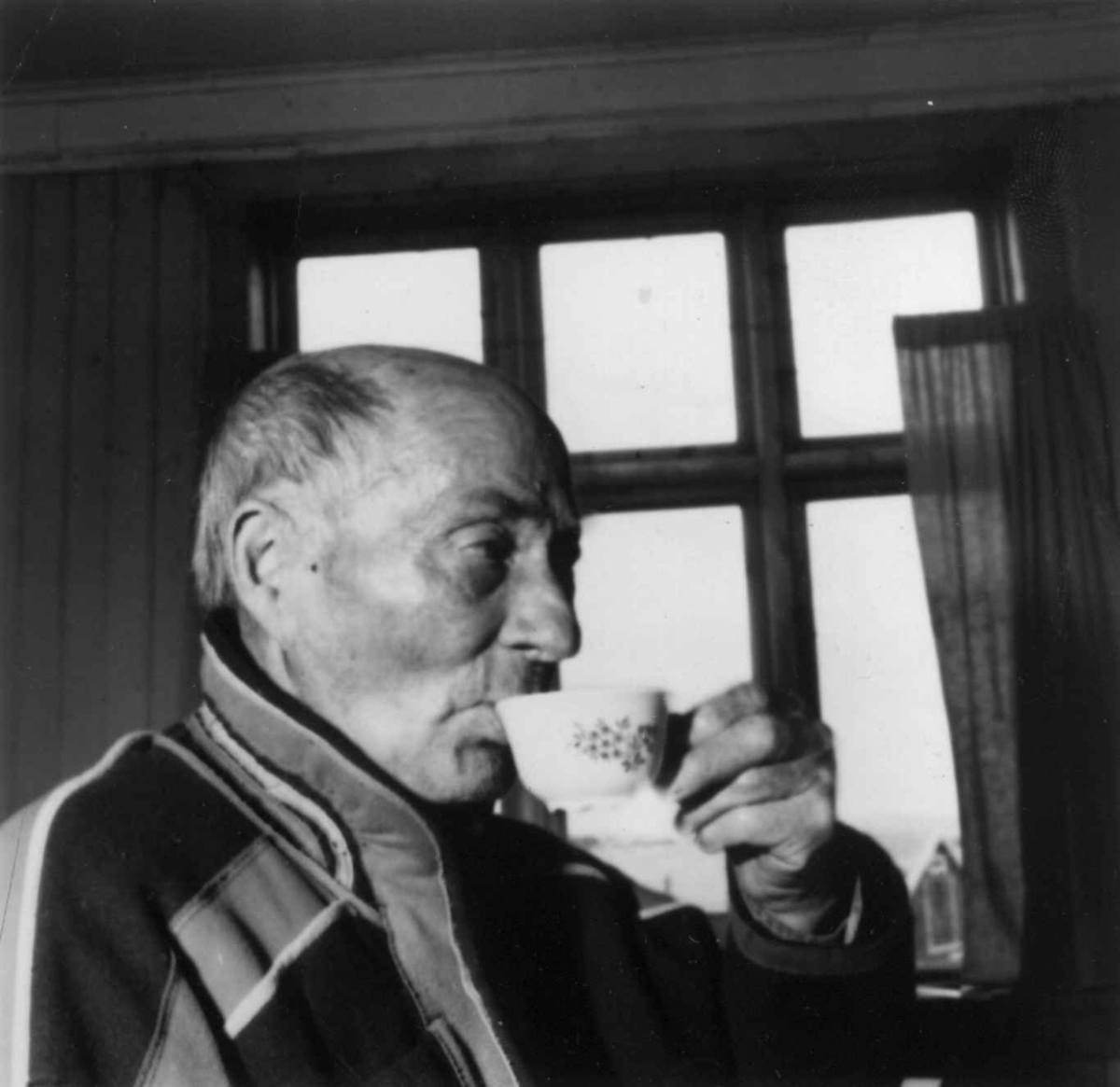 Portrett av Johan Roska i stuen på Siribakken, 1952.