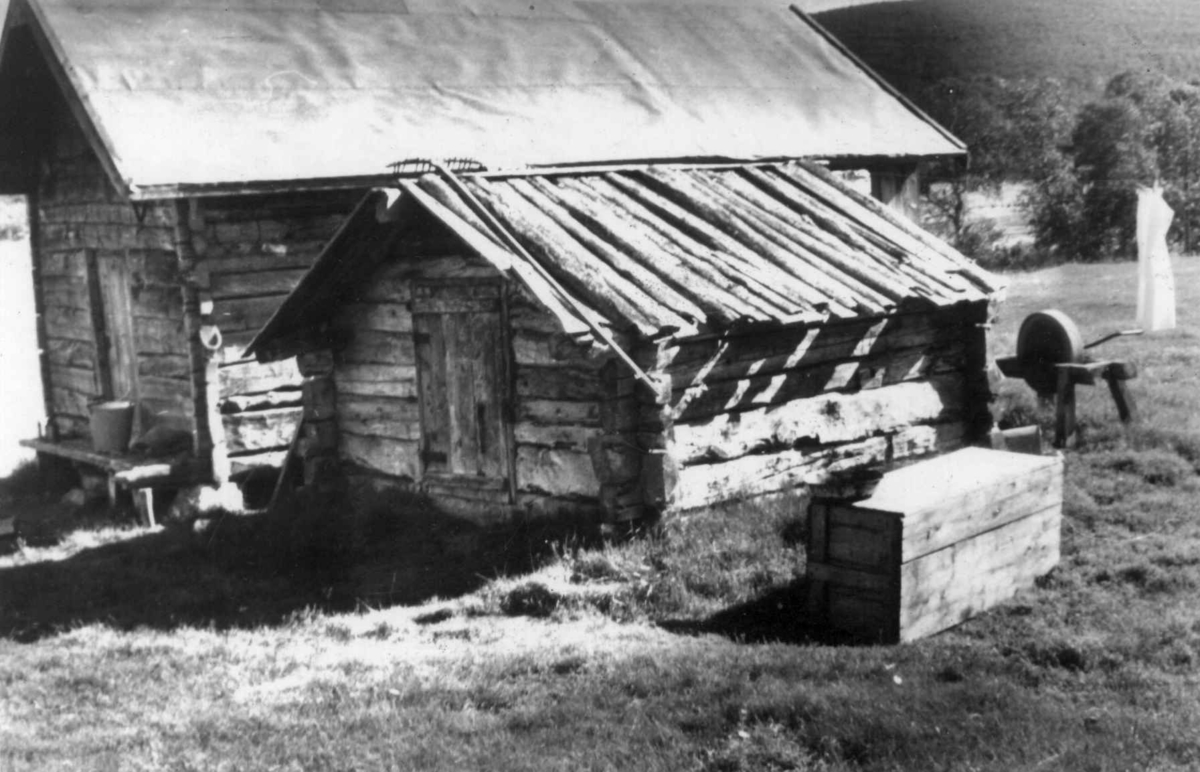 To stabbur og en slipestein, mulig i Sirma, 1952.