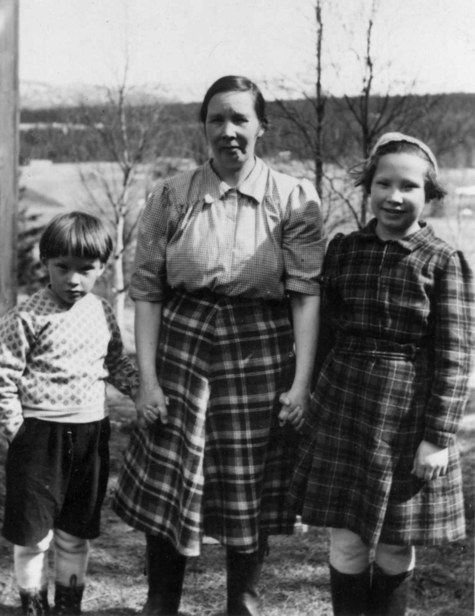 Portrett av Anna Barrock med barna Annie og Jonar, Stordalen, Meråker, Nord-Trøndelag 1953.