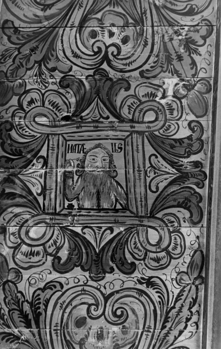 Detalj av dekorasjon malt av Ola Hansson ca 1804, Kleppen gård, Hjartdal. Evangelisten Matheus.