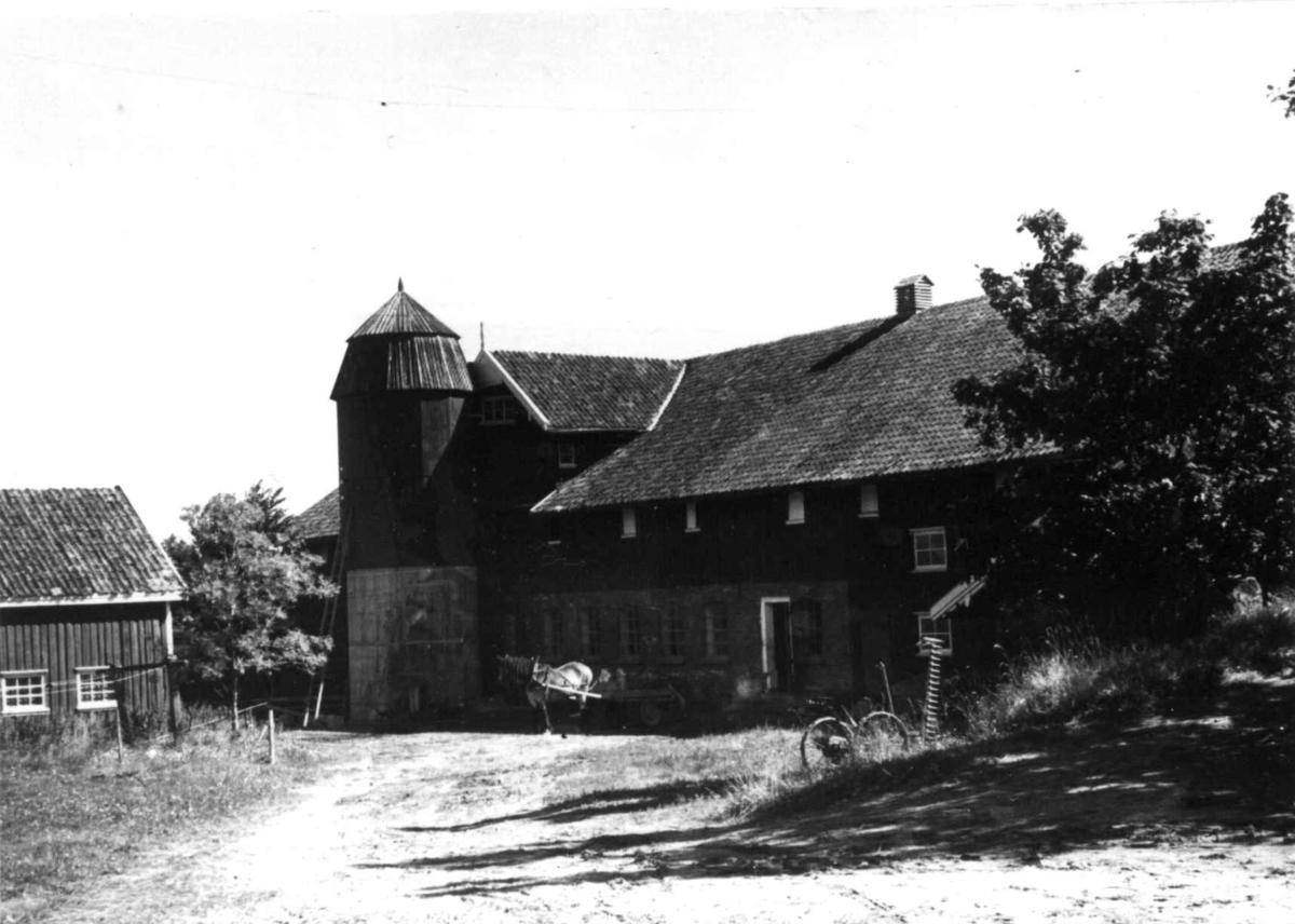 Sundby, Vestby, Akershus. Låve med silo. Storgårdsundersøkelser ved dr. Eivind S. Engelstad 1953.
