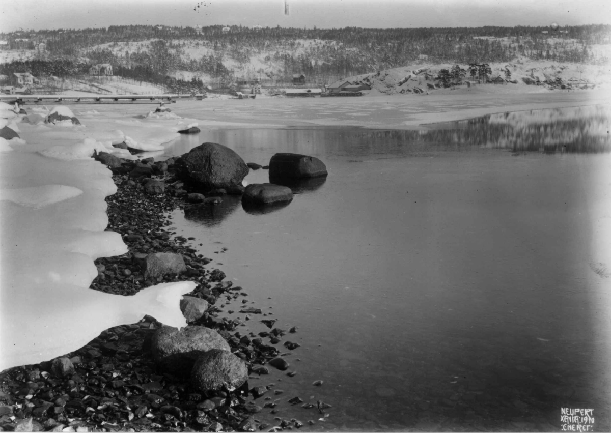 Oslo, Ormøya 1910. Oversiktsbilde. Strandparti. Vinter med is. Bebyggelse. Bro.