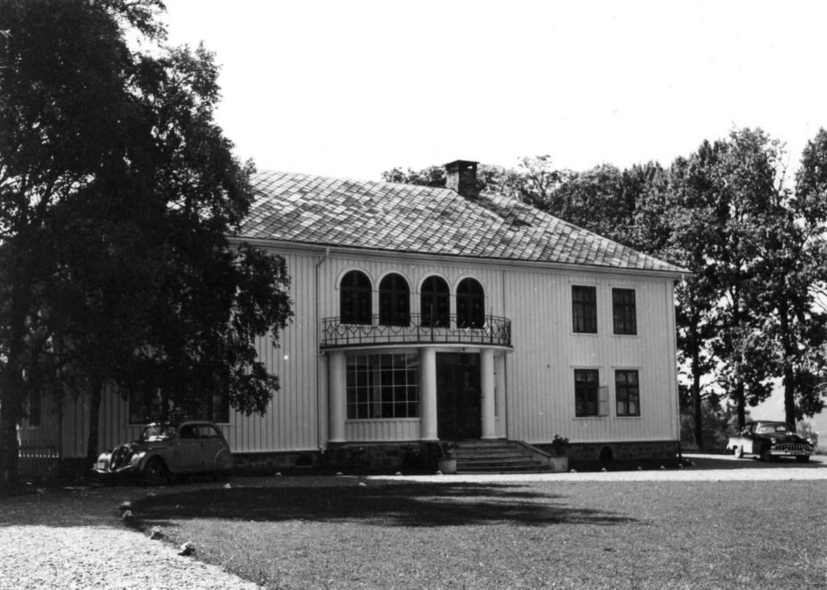 Haugrim, Aurskog, Akershus 1954. Hovedhuset og gårdsplassen med bil.
Fra dr. Eivind S. Engelstads storgårdsundersøkelser 1954.