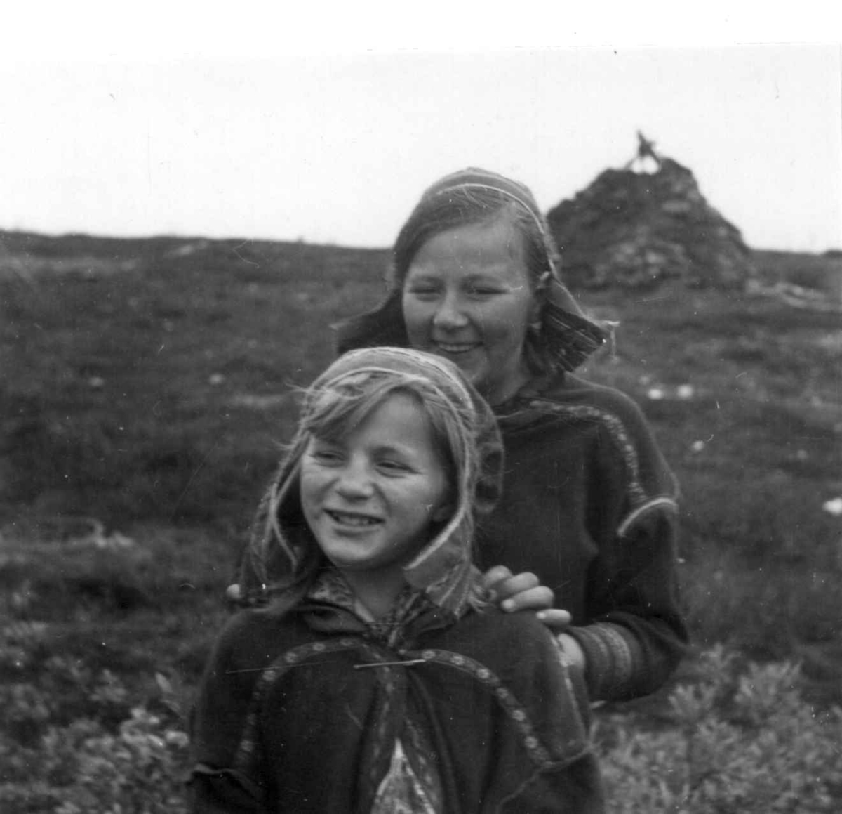 Portrett av Ragnhild Mathisdtr. Siri og Karen Marie Mathisdtr. Eira (fremst). 1954.