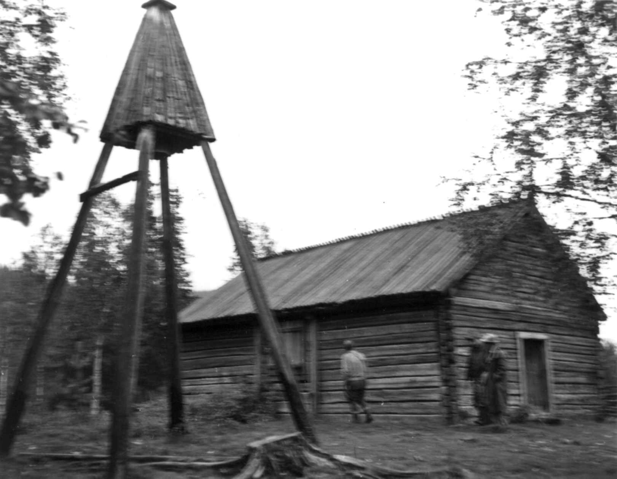 Gillesnuolle kapellplass med kapell og klokketårn. Ammarnäs 1956.