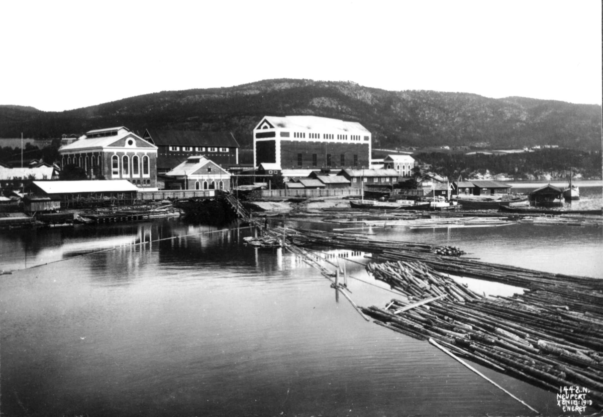 Notodden, Telemark. 1910. Oversiktsbilde. Sagbruk ved vann.Tømmer på vannet. Brygge. Båter.