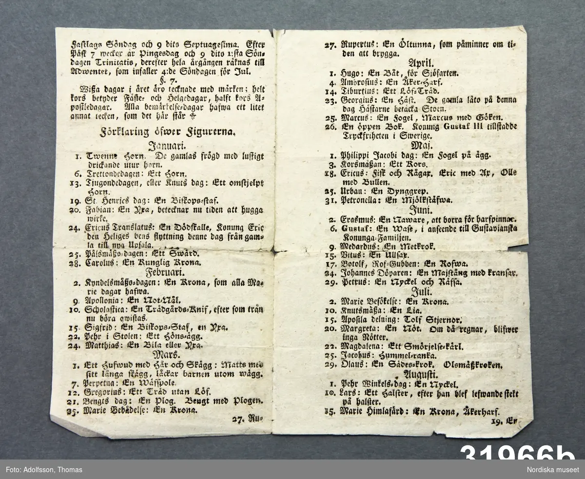 Instruktionsblad, tryckt, frakturstil, 4 sidor (2 blad). Rubrik på framsidan: "Beskrivfning att nyttja den förswenskade runstafwen såsom beständig almanack. Utgifwen af G. H. Innehåller instruktioner hur man använder kalenderdosor/Almanacksdosor. Text längst ned på sista sidan "Westerås, tryckt hos T. R. Björkbom, 1839".
/Leif Wallin 2011-12-02