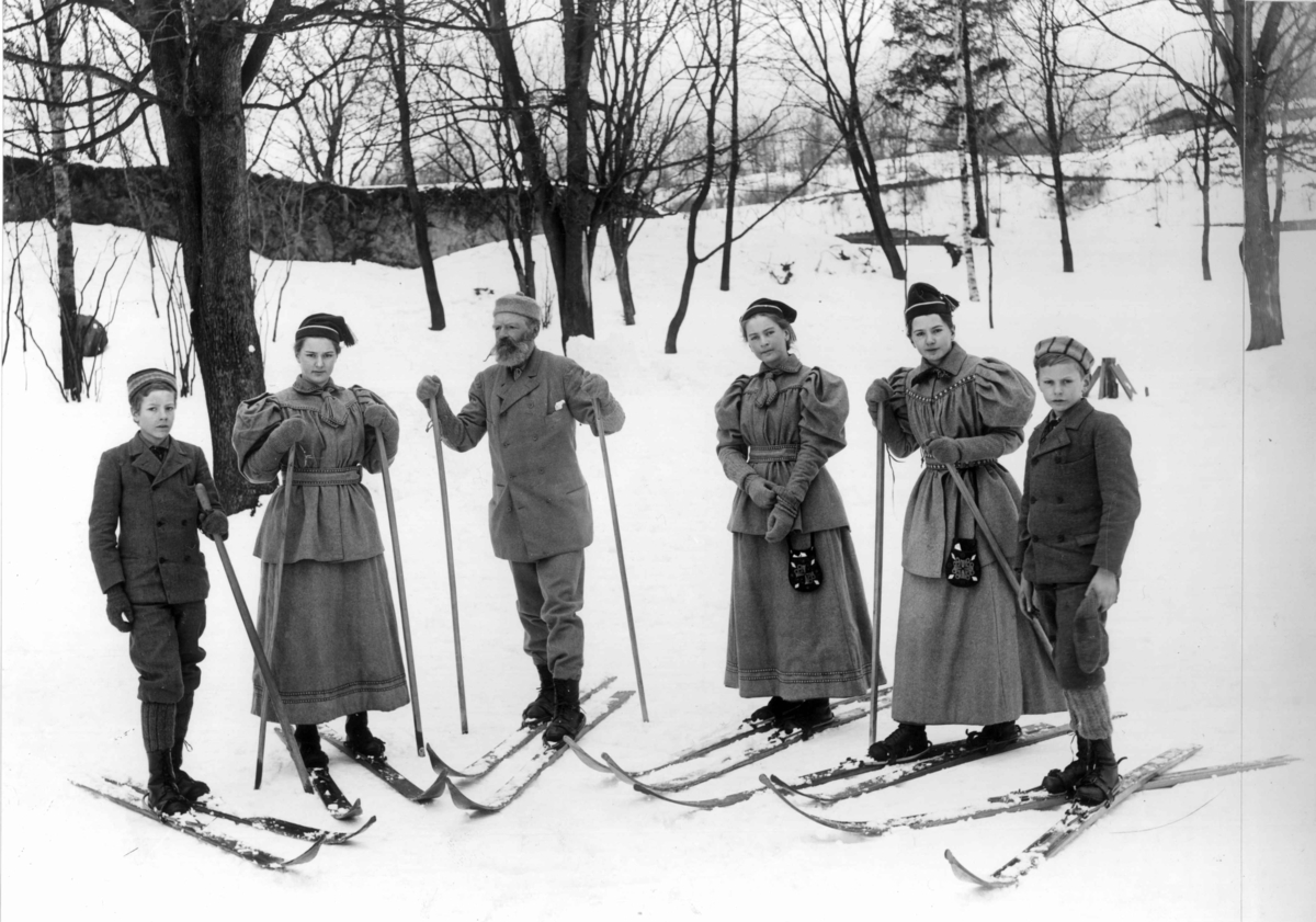 Sportsdrakt, skidrakter, 1890-årene, antatt Oslo.