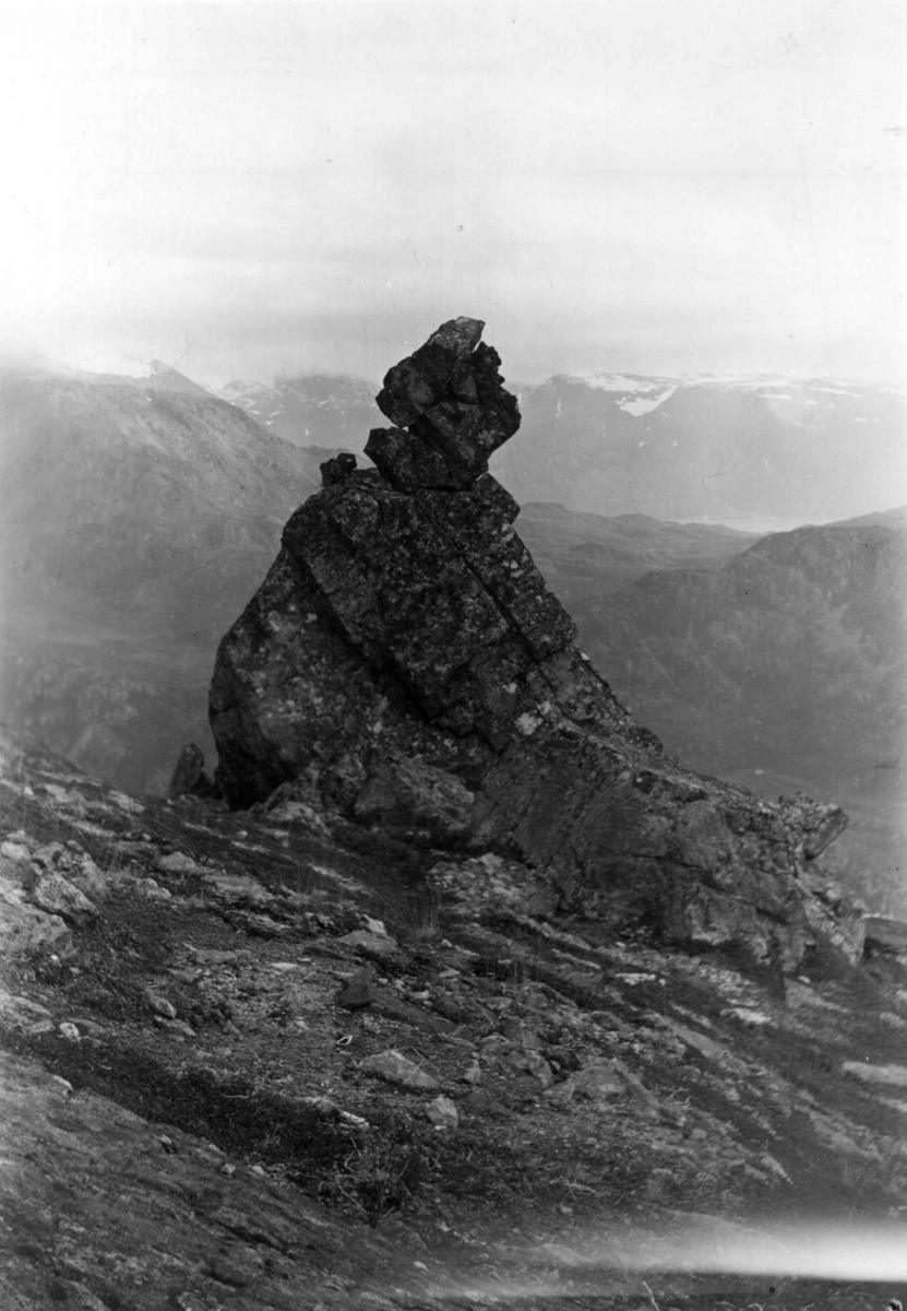 Seide, offerstein i Øksfjordbotn.