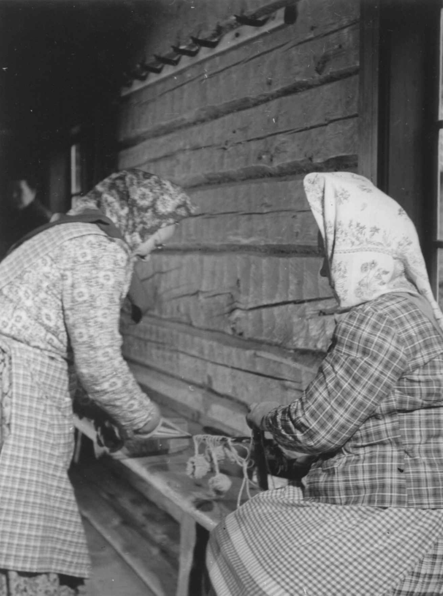 Greneveving (13). Skoltesamene Darja Jefreimov og Naska Moshnikov  lager renning til greneteppet. Seurasaari 1955.