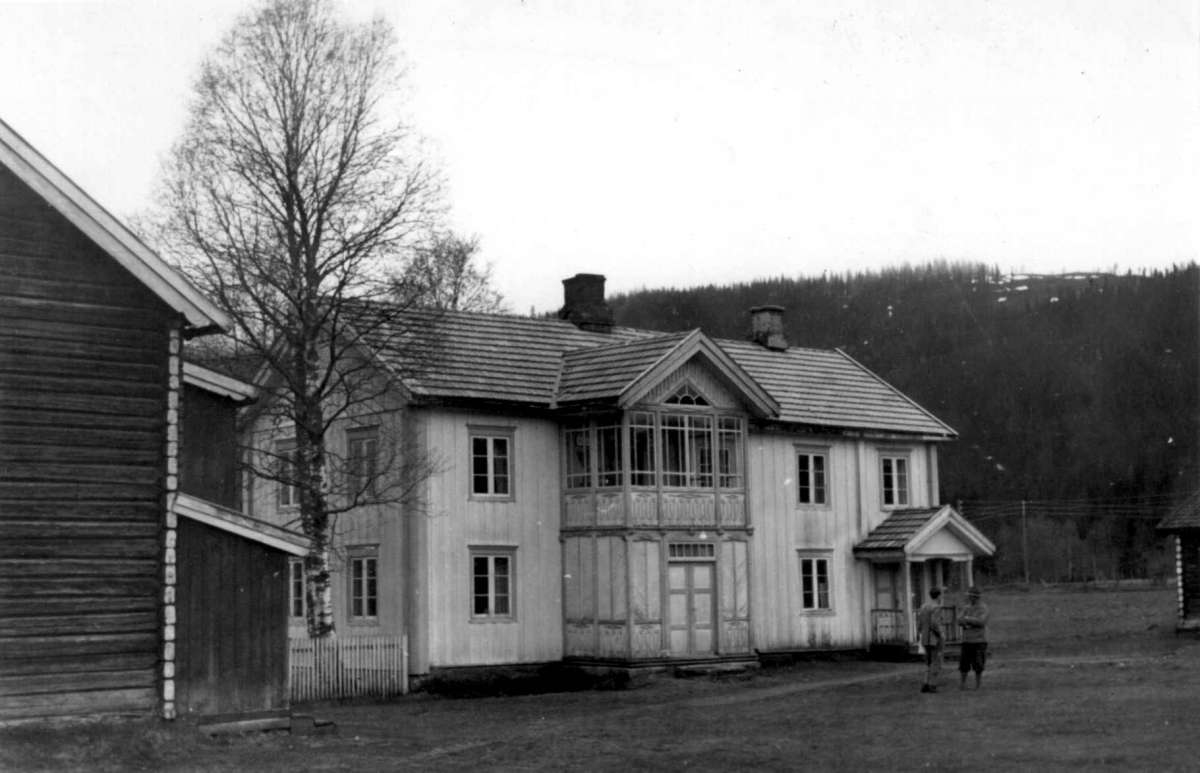 Strandvoll, Trysil, Hedmark mai 1950. Gammelbyggningen og våningshuset..