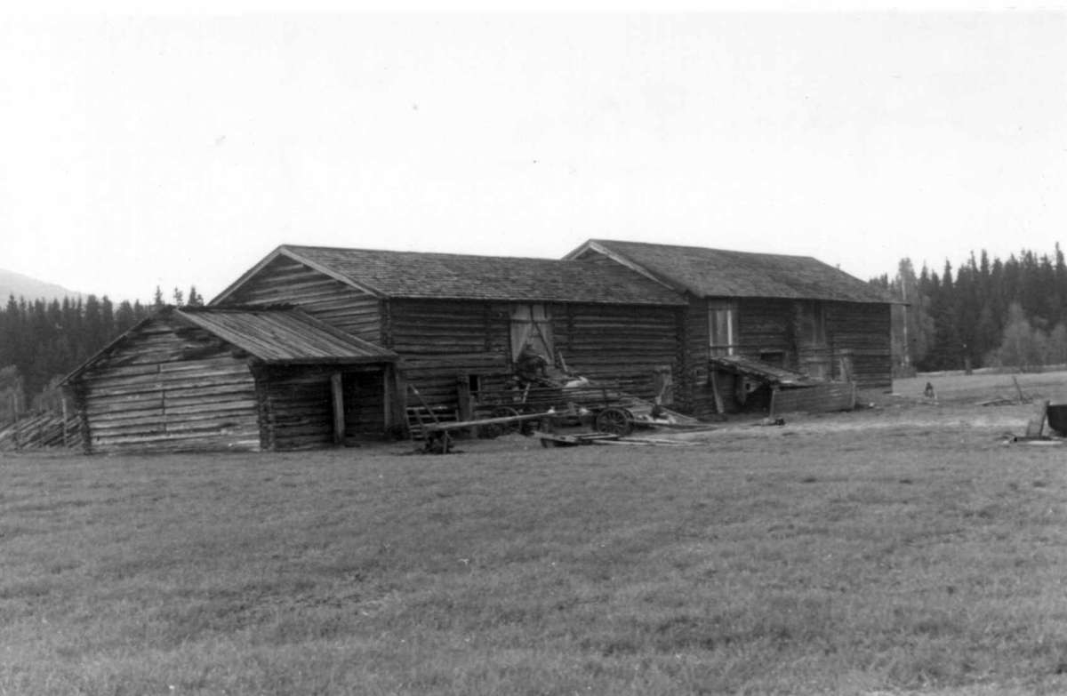 Støa, Trysil, Hedmark mai 1950. Stall og låve. Fra v. Vognskjul, løe for stallhøy, "kjørsla" med gjennomkjøring, stallen, stallskjulet, treskelåven og logolvet.