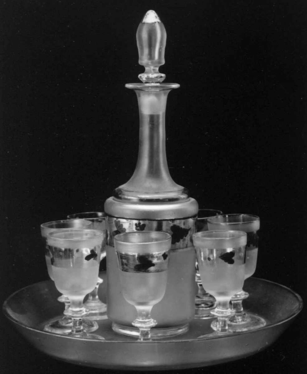 Helgeby, Nes, Ringsaker, Hedmark. Storgårdsundersøkelser ved dr. E. Engelstad 1957. Glass, Karaffel
