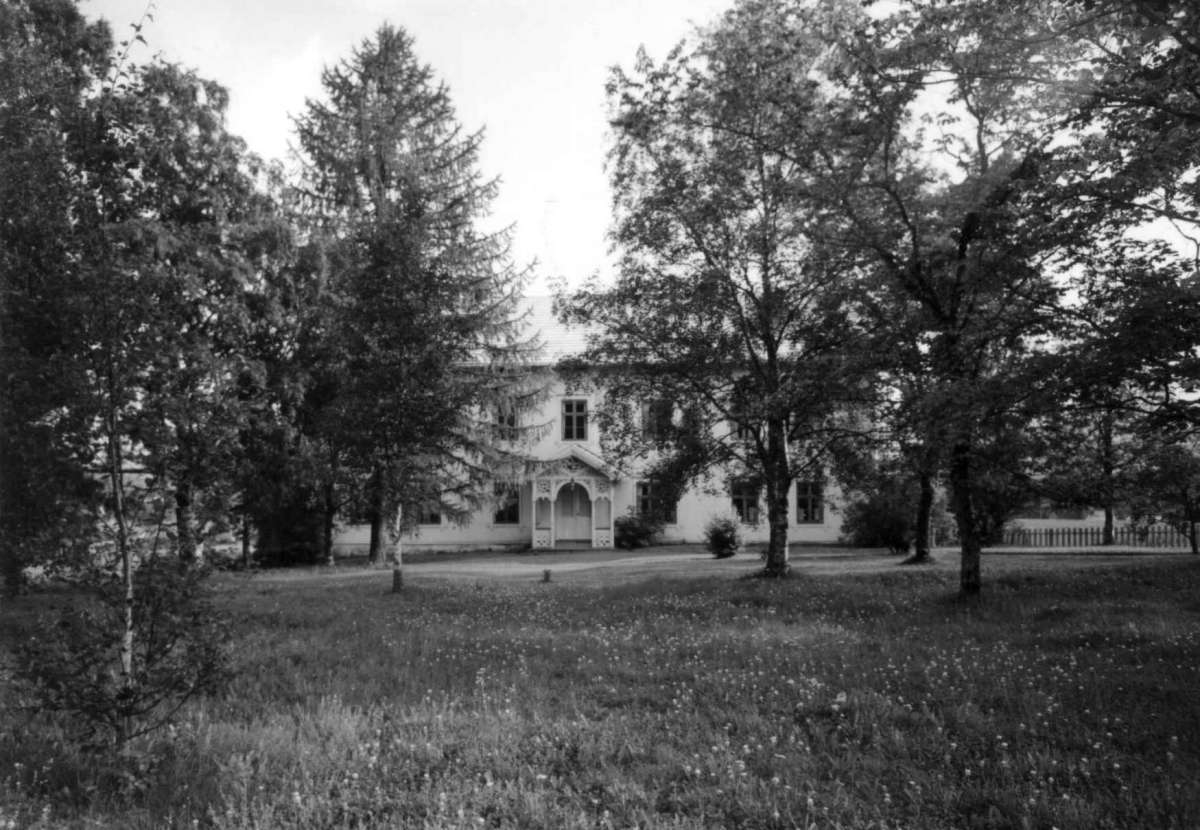 Opsal, Ringsaker, Hedmark.  Hovedhuset mot gårdsplassen. Fra dr. Eivind S. Engelstads storgårdsundersøkelser 1957.