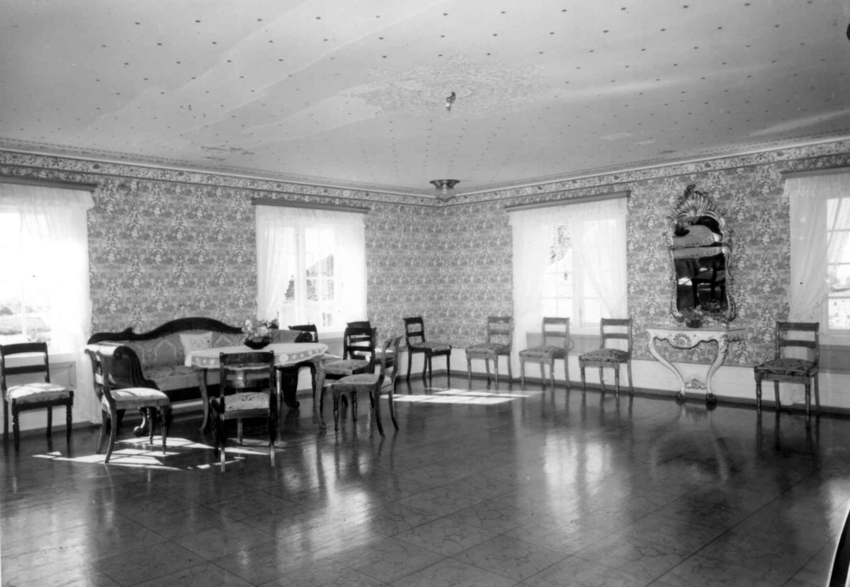 Ålstad, Hamar, Hedmark. Fra dr. Eivind S. Engelstads storgårdsundersøkelser 1959. Salen i 2.etage i hovedhuset.