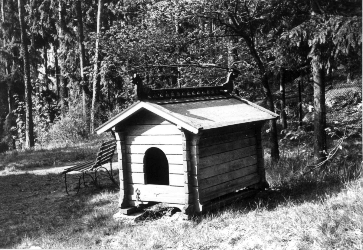 Haldenveien, Snarøya, Bærum, Akershus 1960. Hundehus med drager og benk.