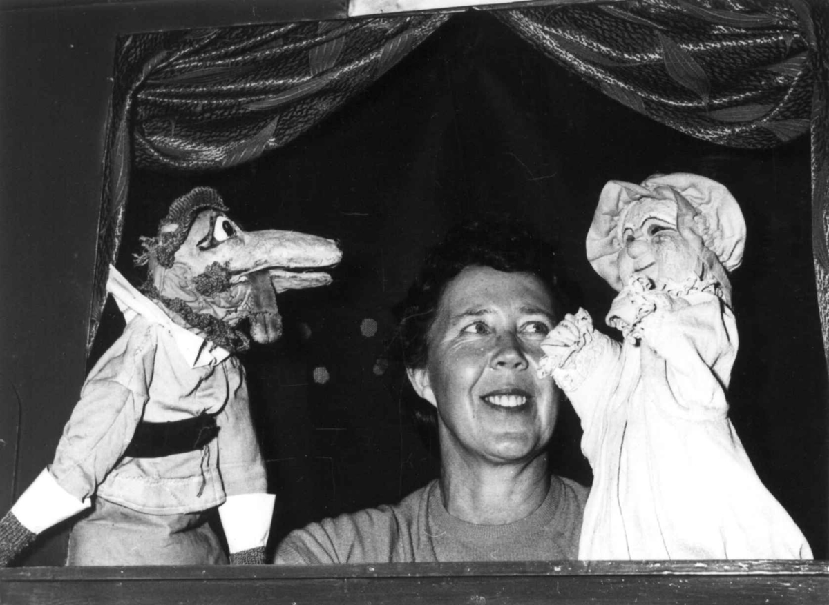 Kirsten Langbo underholder med dukketeater på Norsk Folkemuseum i 1959.
