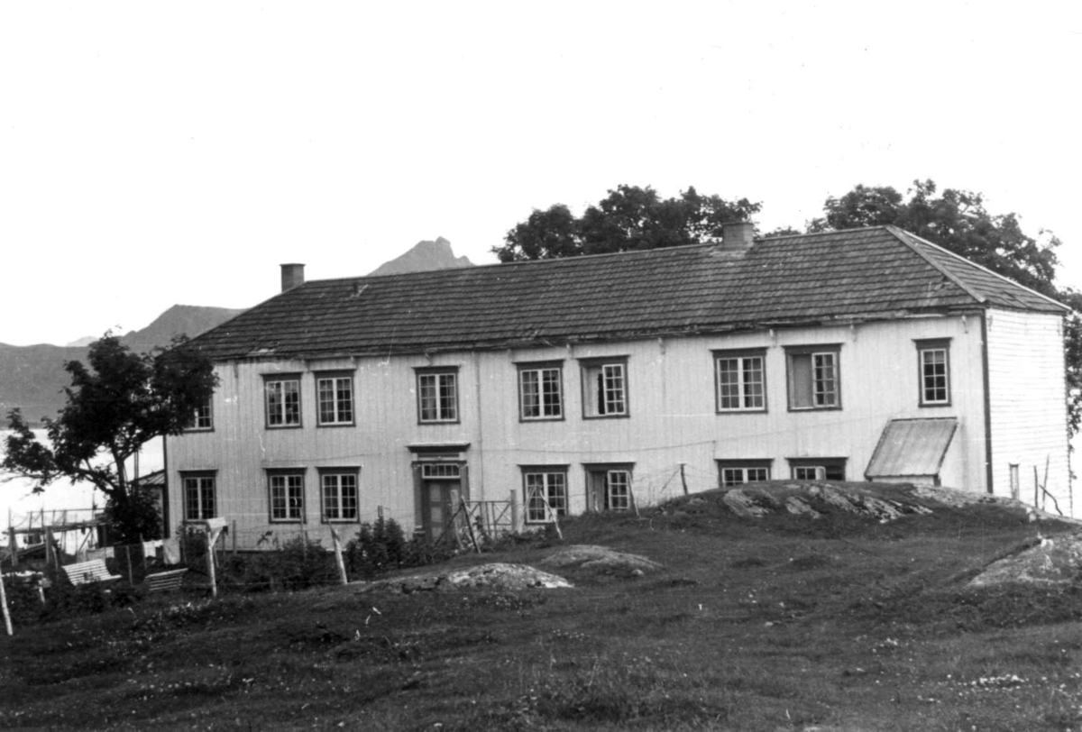 Lovoy
Fra dr. Eivind S. Engelstads storgårdsundersøkelser 1954.