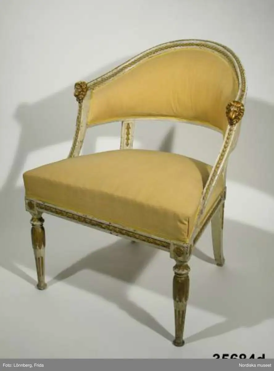 Huvudliggaren:
"Möbel. Bestående af 1 soffa och 6 stolar. 
Ink. af byggmästaren E. A. Boman i Stockholm - 400 kr. Ank. 2/5 1883"
a+) Soffa
b-g) 6 st stolar.