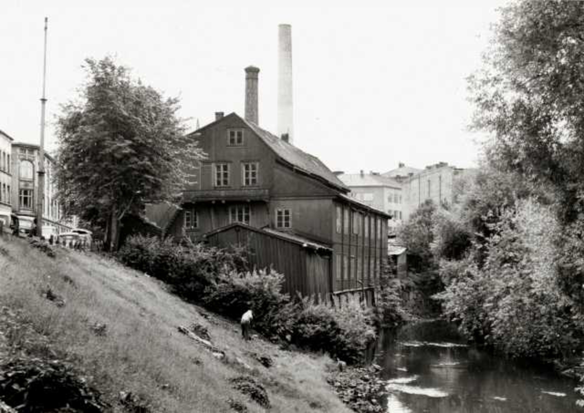 Nordre gate 3, Grünerløkka, Oslo 1961. Trebygning som ligger ned mot Akerselva.