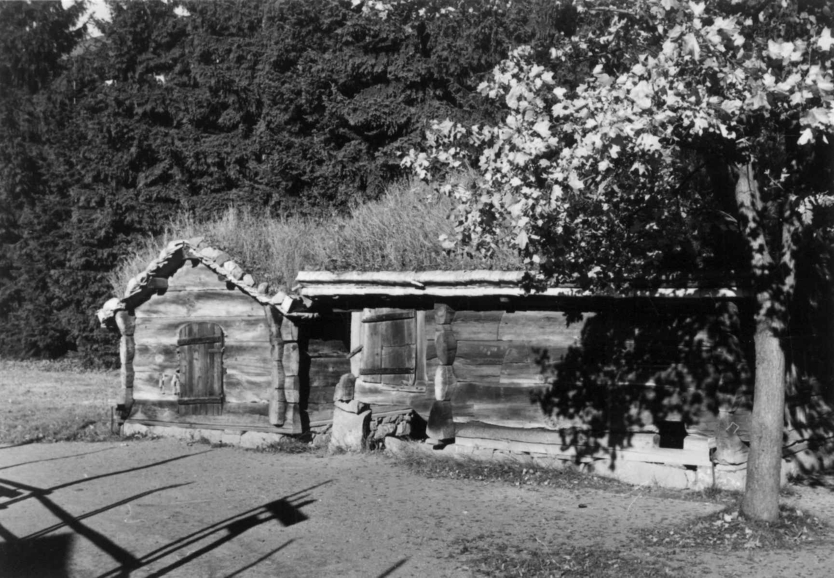 Sauefjøs og stall fra "Suistog"-Øygarden, Arabygdi, Rauland. Myllarguten eide en tid denne gården. Fotografert av Unni Fürst, 1960.