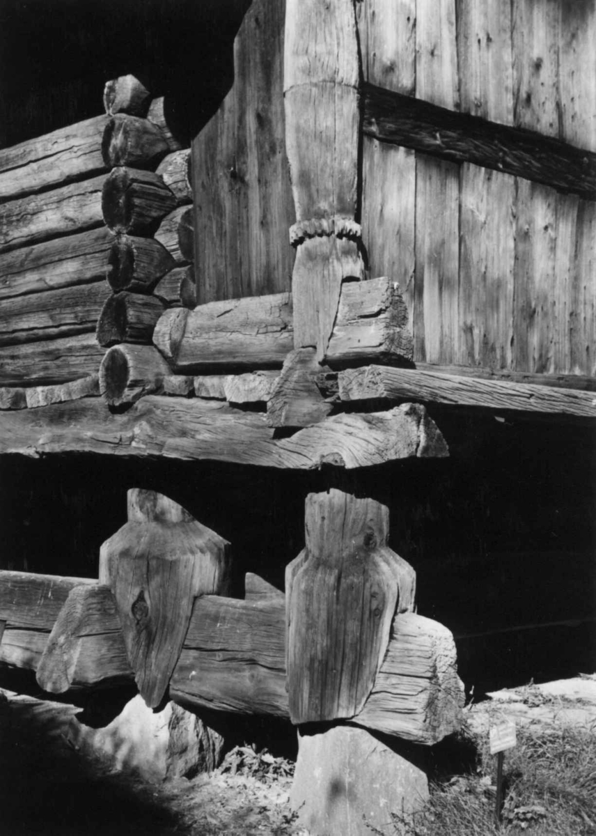 Loft fra Søre Rauland, Uvdal, Numedal. Detalj av hjørne på Raulandloftet. Fotografert av Unni Fürst, 1960.