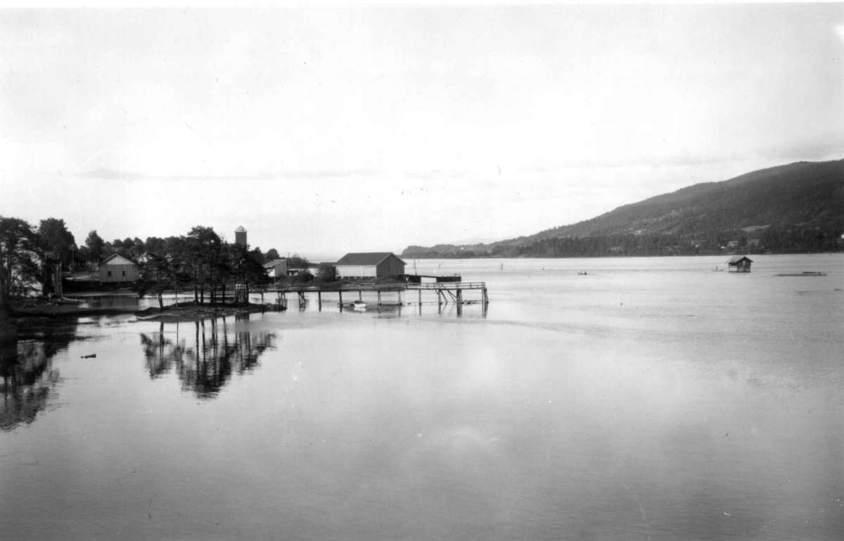 Vikersund, Modum, Buskerud. 1930. Oversiktsbilde. Landskap. Vann. Brygger. Bebyggelse.