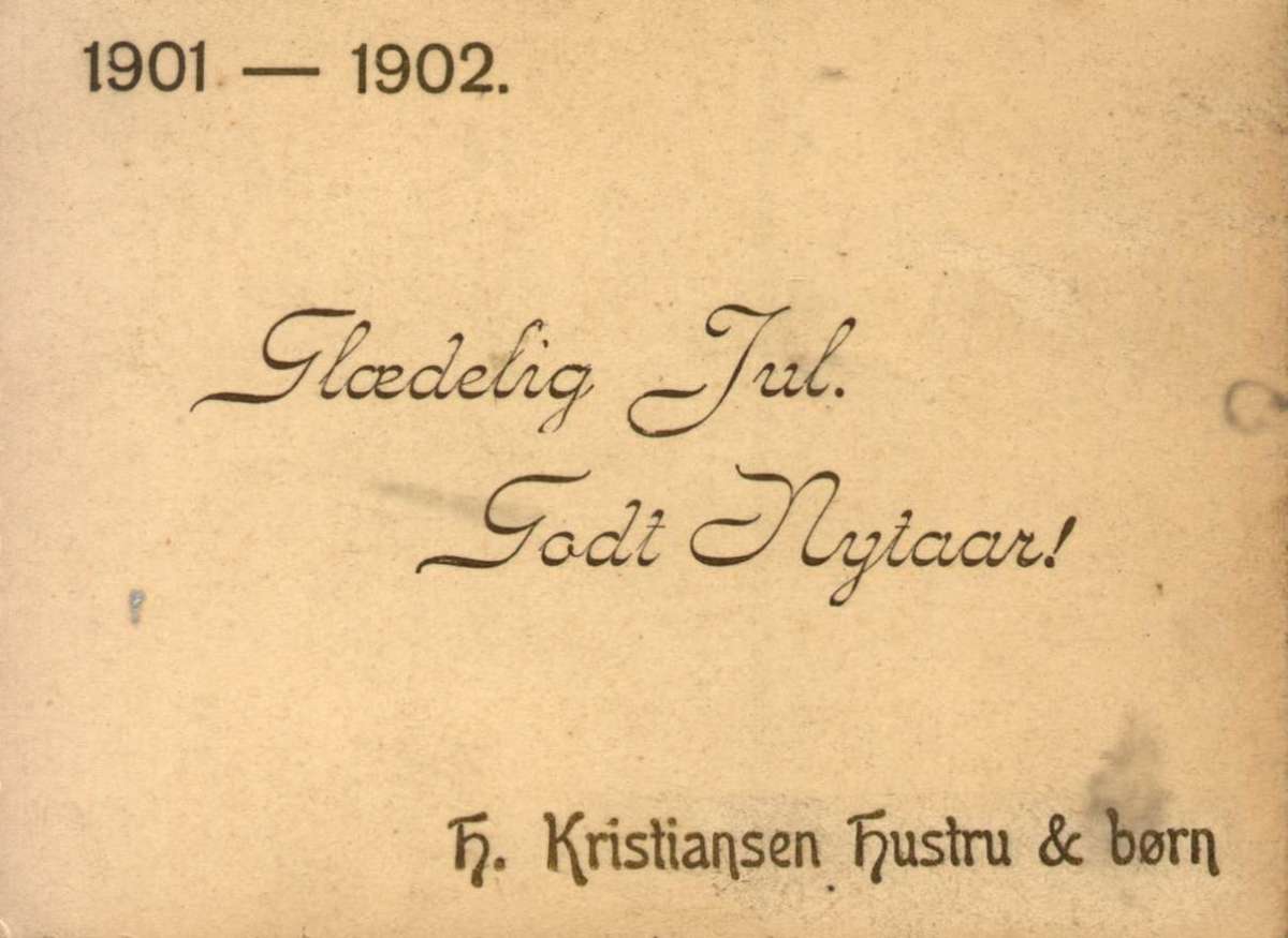 Postkort. Jule- og nyttårskort. Vintermotiv. To kvinner, den ene med ski, og en mann raster i snøen. Datert 1901-1902.