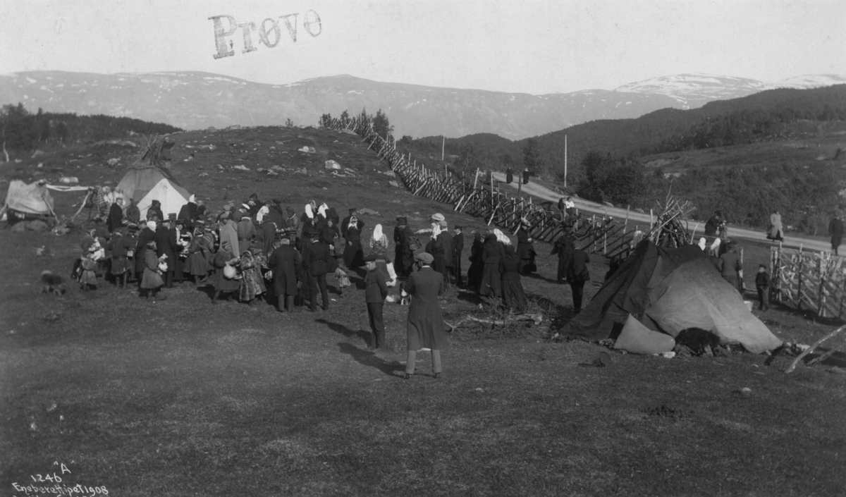 Turister besøker sameleir i 1908, antagelig i Lyngseidet.