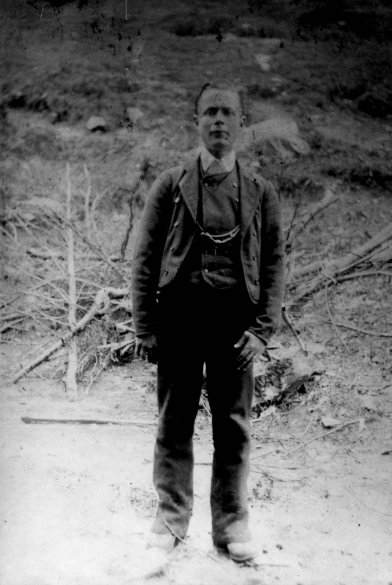 Fra en serie fotografier fra et album som har tilhørt folklorist og professor Moltke Moe (1859-1913), antatt fra 1880-årene med motiver fra Telemark. 