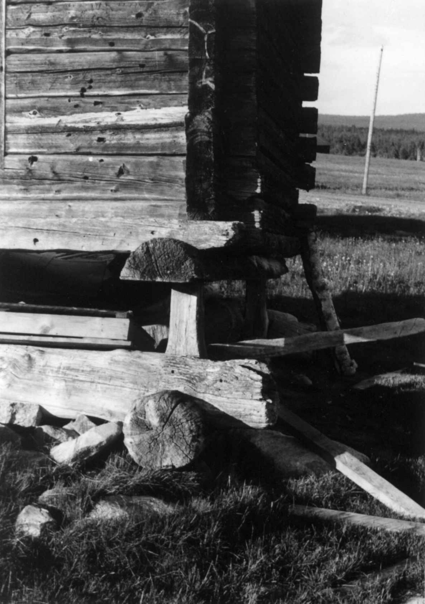 Detalj av underbygg ved frontvegg på stabbur. Alakyrö gård ved Pallas 1958.