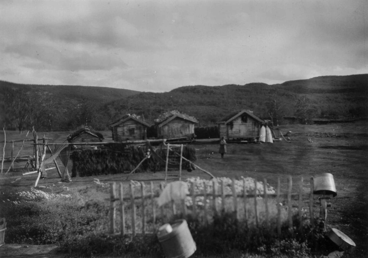 Uthus (buwre) og tre stabbur (aiter) i Alleknjarg.