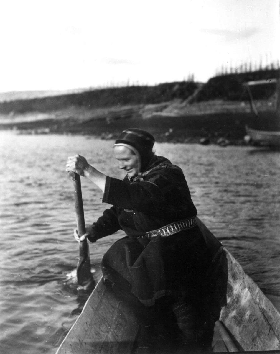 Språkmester Ellen Olsen med åre i båt. Polmak.