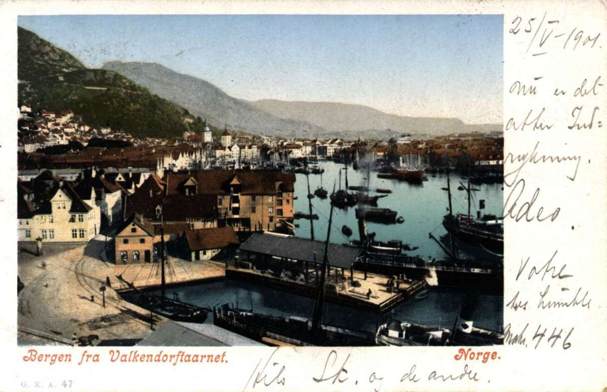 Postkort. Julehilsen. Utsikt over Bergen fra Valkendorftårnet. Havna.  Datert 25.05.1901.