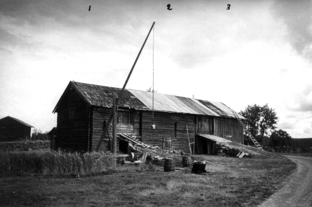 Østre Østby, Trysil, Hedmark 1943. Låve med brønn.