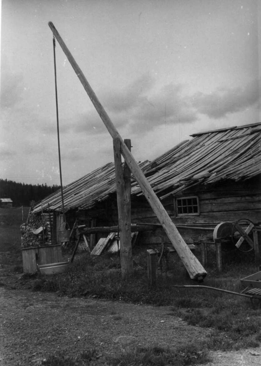 Rønningen, Trysil, Hedmark. Fjøs, brønn, renne.