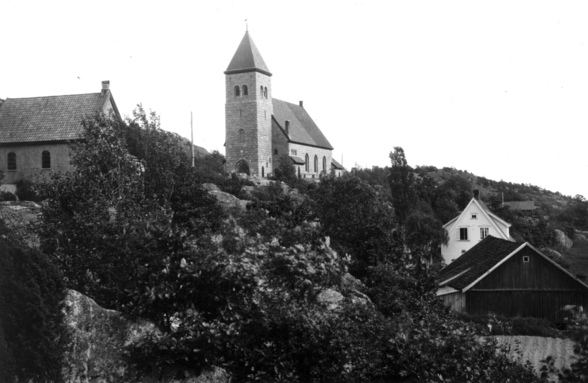 Kråkerøy kirke, Østfold. 1930. Kupert landskap. Trær. Bebyggelse.