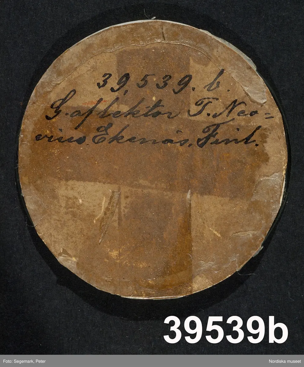 a. Damporträtt, midjebild i profil, vit empireklänning, uppsatt hår.
b. Landskap med gravsten och urna mellan flankerande träd.
