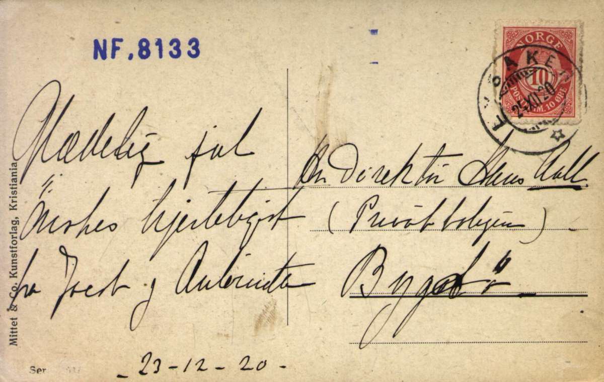 Julekort. Julehilsen. Vintermotiv. Produksjon av julebrennevin. To julenisser fyller flasker og spikrer igjen fulle kasser. Illustrert av Otto Moe (1877-1954). Stemplet 24.12.1920.