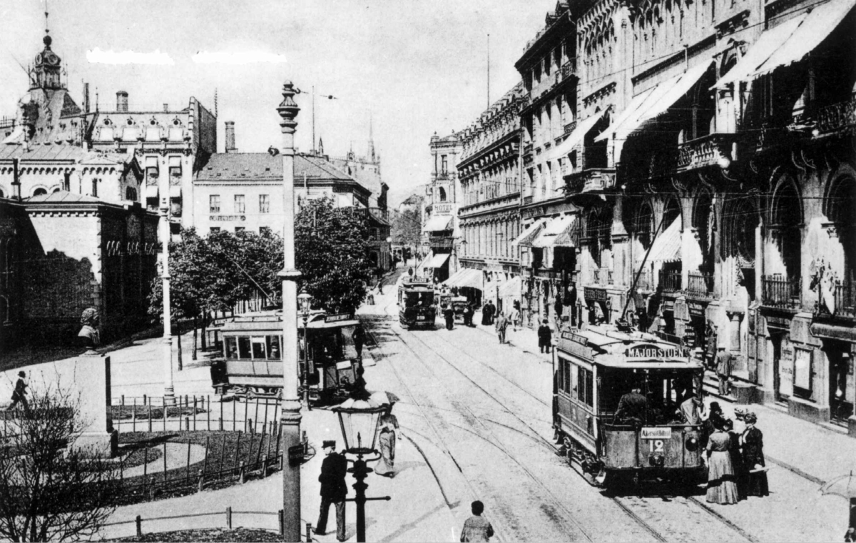 Athenæum, Akersgata, Oslo. Gateliv med trikker og mennesker. Avfotografert prospektkort brukt i 1890-årene.