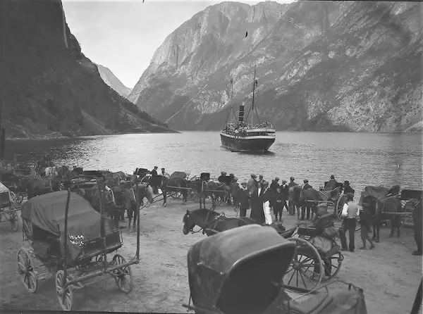 Hesteskyss ventar på turistane i Lærdal, 1913