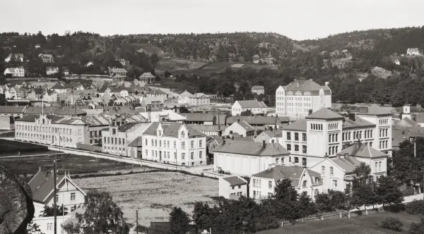 Oversiktsbilde over område hvor Den Norske Reiseffektfabrikk lå. Rødsberg skole ligger til høyre på bildet, mens fabrikken ser du helt til venstre. Bildet er fra omkring 1920.