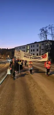 Fakkeltog med parolen "Stopp vold mot kvinner".
