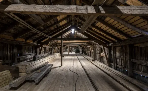 Bilde tatt innvendig i Brunsvikens reperbane. Man ser konstruksjonen ed takstoler og reisverk og materialer fra rekonstrueringsarbeide