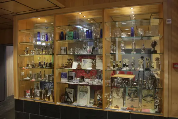 En vegg med hyllemontere med Isak Aasums premiesamling stilt ut.