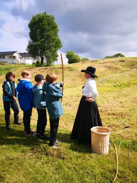 Elevane får prøve seg med pil og boge