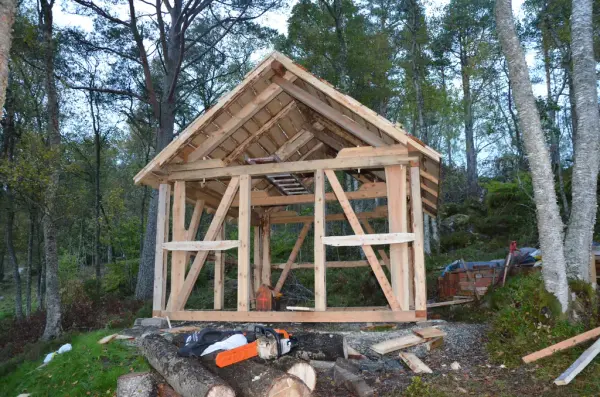 Reisverk med tak i stavlinemetode. Ny smie under bygging