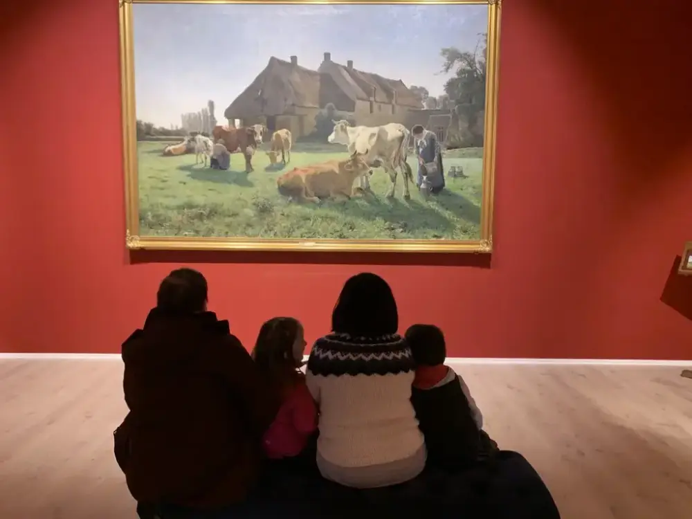 Familie foran gullmedaljemaleriet 2021